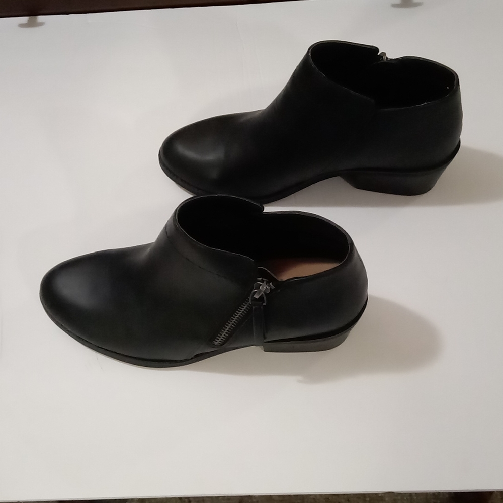 Black shoes size 7 1/2 W